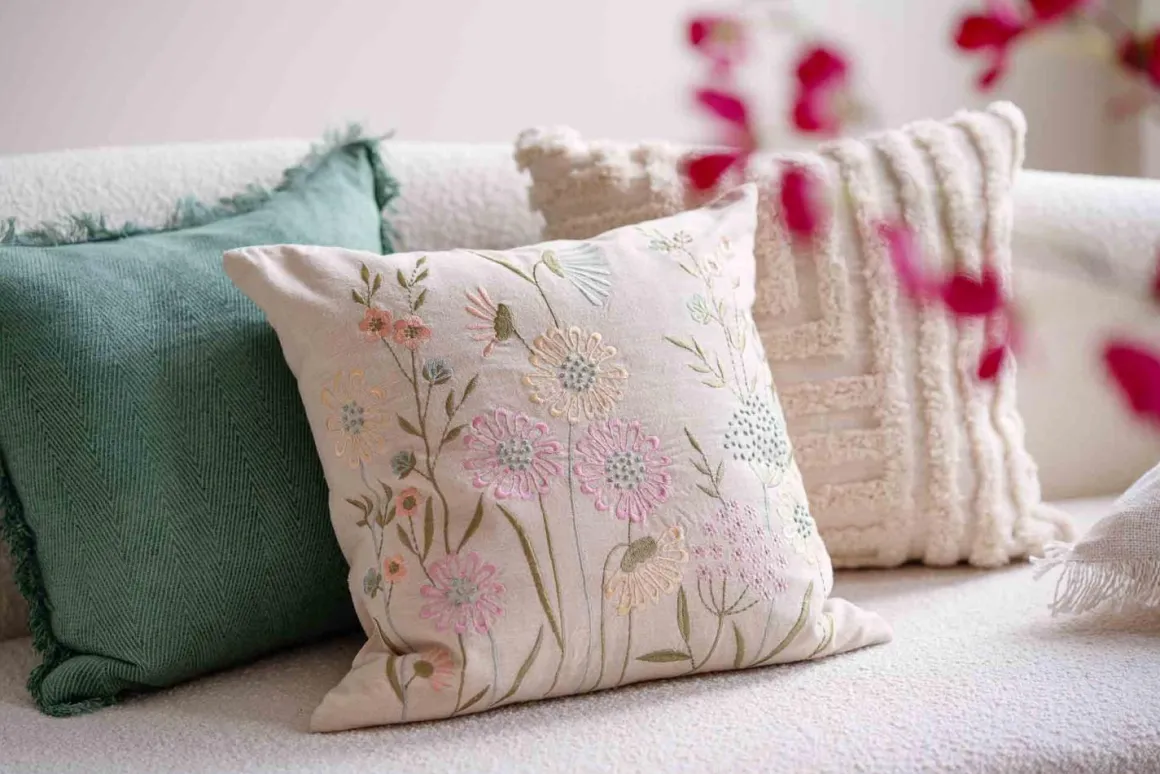 Puterekk Saga brodert multi 48x48cm