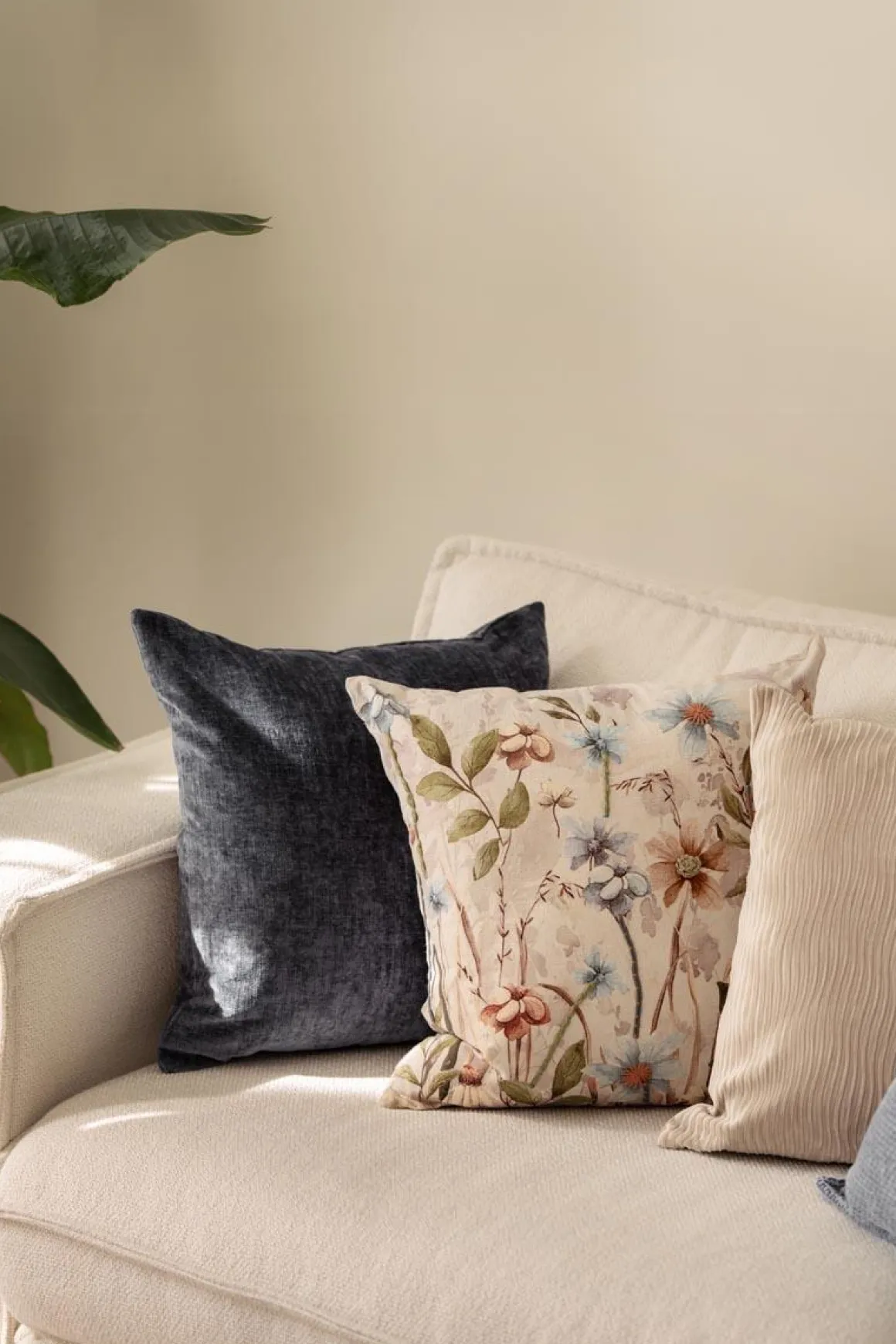 Putetrekk Meadow brodert 48x48cm